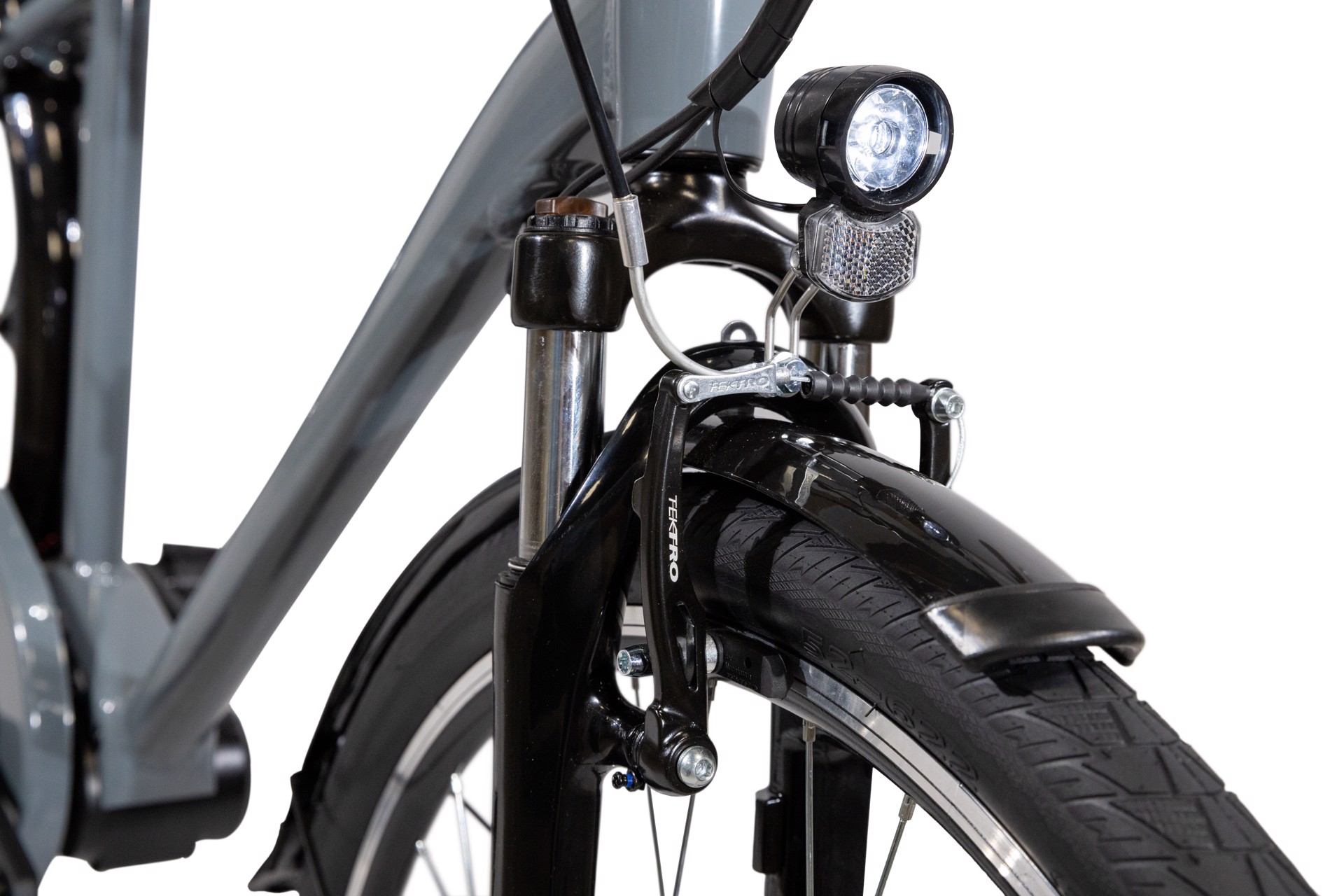 Ruota della bicicletta elettrica vista dal basso. E motore per bici con  riflessi luminosi. E scooter nel parcheggio vicino al negozio di alimentari  Foto stock - Alamy