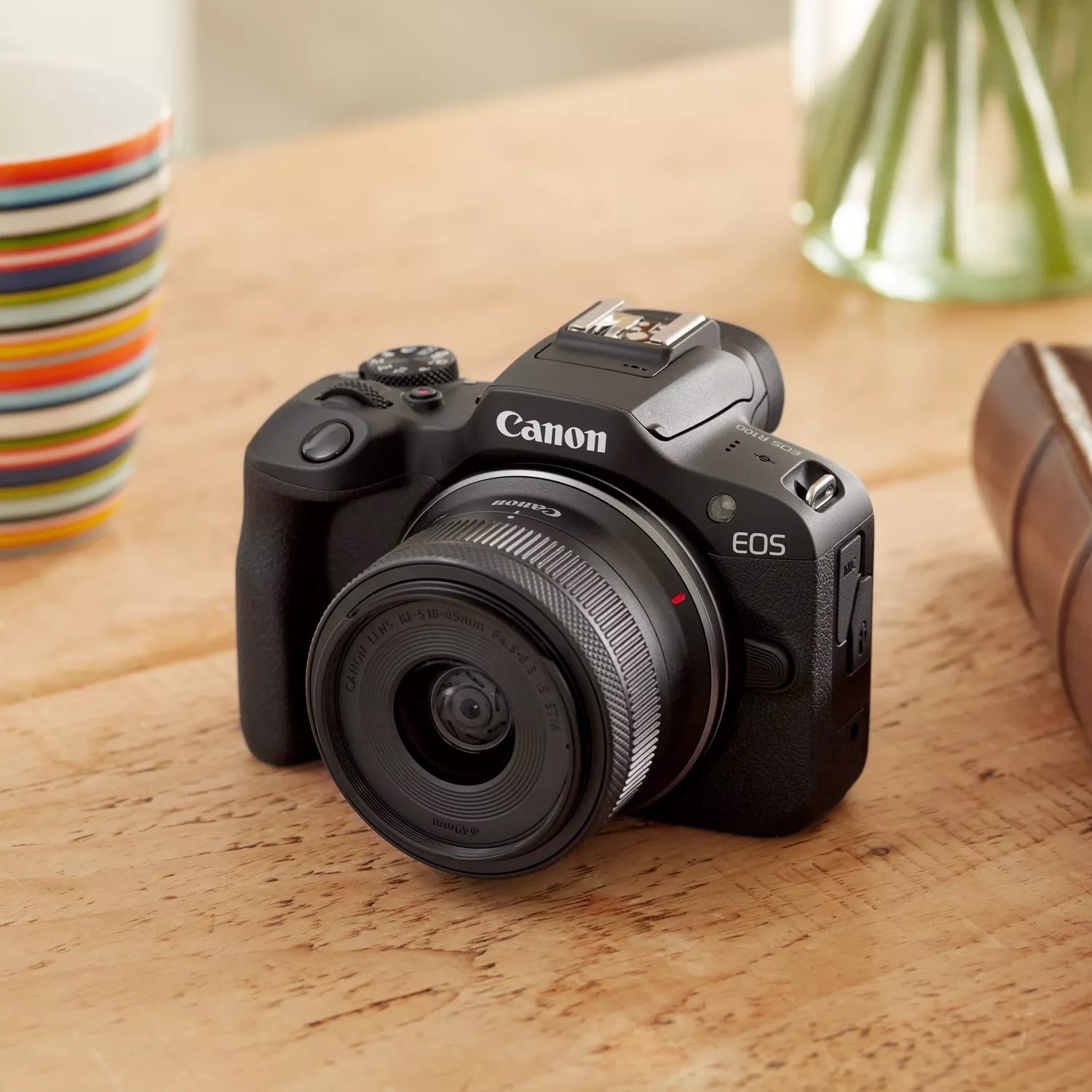 Cámara Canon Mirrorless EOS R100 + Lente RF-S 18-45mm f/4.5-6.3 IS STM –