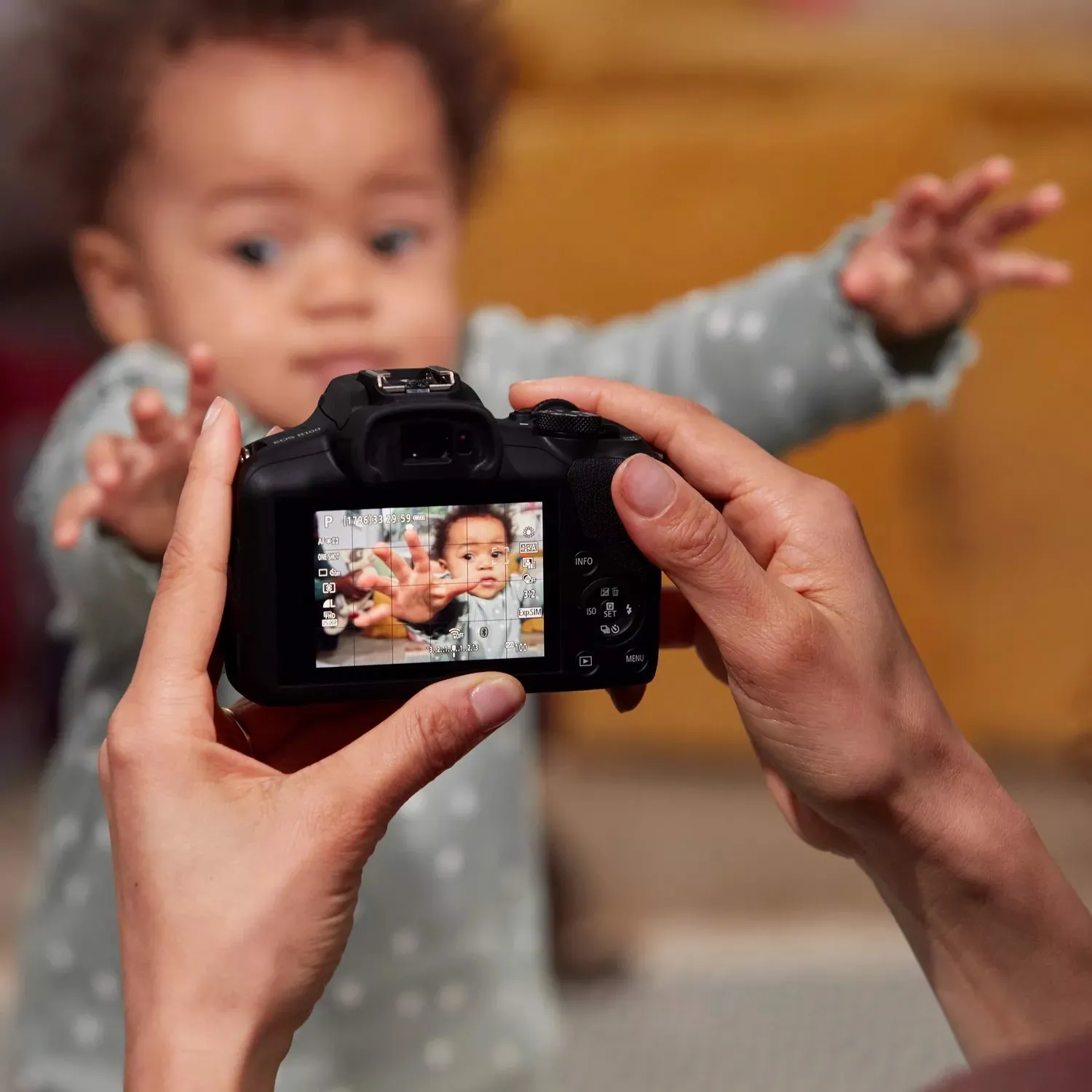 Canon EOS R100 Mirrorless + Obiettivo 18-45mm - Fotocamera 24.1MP, 4K, WiFi E Bluetooth, Ideale Per Principianti