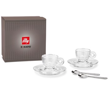La confezione “Welcome kit X CAPS X3” consente di gustare un perfetto caffè
espresso e rende speciale ed unica l’esperienza del consumo di caffè a casa. Racchiude due
tazzine e due piattini espresso in vetro disegnati da Matteo Thun capaci di fare risaltare la crema
dell’espresso grazie alla trasparenza della tazzina, insieme a 2 cucchiaini di design in acciaio inox.
Questo kit supporta il nuovo sistema a capsule X▪CAPS progettato da illy che garantisce un caffè
espresso aromatico e corposo con una crema densa e persistente. La nuova capsula
autoprotetta, dal design sferico in alluminio 85% riciclato preserva la freschezza, gli aromi ed è
utilizzabile in entrambi i versi garantendo una esperienza aromatica senza pari grazie alla
tecnologia ad iperinfusione.