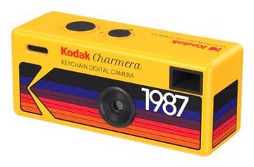 Colore a sorpresa! Variante spedita casualmente in base alla disponibilità

•	Mini fotocamera digitale portachiavi (foto e video)
•	Venduta in blind box*: 7 design vintage + 1 segreto da scoprire
•	Oggetto da collezione, perfetto come regalo, gadget di tendenza.
•	Supporta filtri e cornici vintage Kodak integrate
•	Trasferimento file semplice via USB-C
•	Dimensioni ultracompatte e design iconico

*Blind box: E’ una tipologia di confezione molto diffusa nei prodotti da collezione. Ogni scatola contiene un prodotto ma non si sa quale versione fino a quando non la si apre.